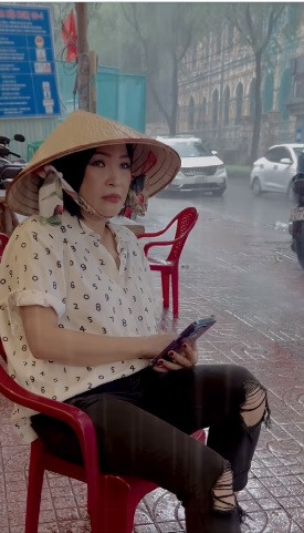 Giọng ca sinh năm 1973 tự động viên: "U50 vẫn phải khoẻ, trẻ đẹp, đầy năng lượng tích cực nha!". Trước đó, trong chương trình "Khu vườn âm thanh", bà mẹ hai con bày tỏ: "Tôi đã trải qua một giai đoạn dài bị nói là hết thời, nhưng tôi muốn suy nghĩ tích cực hơn, rằng qua thời này thì mọi chuyện sẽ khác. Chỉ những người không có ý chí phấn đấu, tự đánh mất chính mình mới là kẻ hết thời".