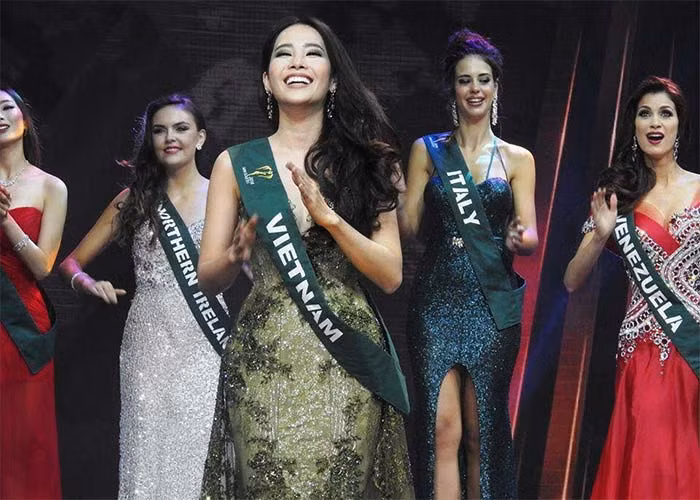 Nguyễn Thị Lệ Nam Em sinh năm 1996, từng tham gia và đoạt nhiều giải thưởng sắc đẹp: Hoa khôi Đồng bằng sông Cửu Long 2015, Top 10 Hoa hậu Hoàn vũ Việt Nam 2015, Top 8 Hoa hậu Trái đất 2016, Top 10 Hoa hậu Thế giới Việt Nam 2022.