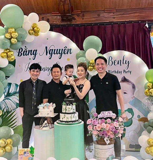 Thời gian gần đây, nam ca sĩ được quan tâm quanh chuyện tình với bạn gái mới kém anh 20 tuổi. Dù chia sẻ muốn giữ riêng tư cho bạn gái nhưng qua bức ảnh của ca sĩ Quang Hà, người mới của Bằng Kiều cũng đã lộ diện. Ảnh: FB Quang Hà.