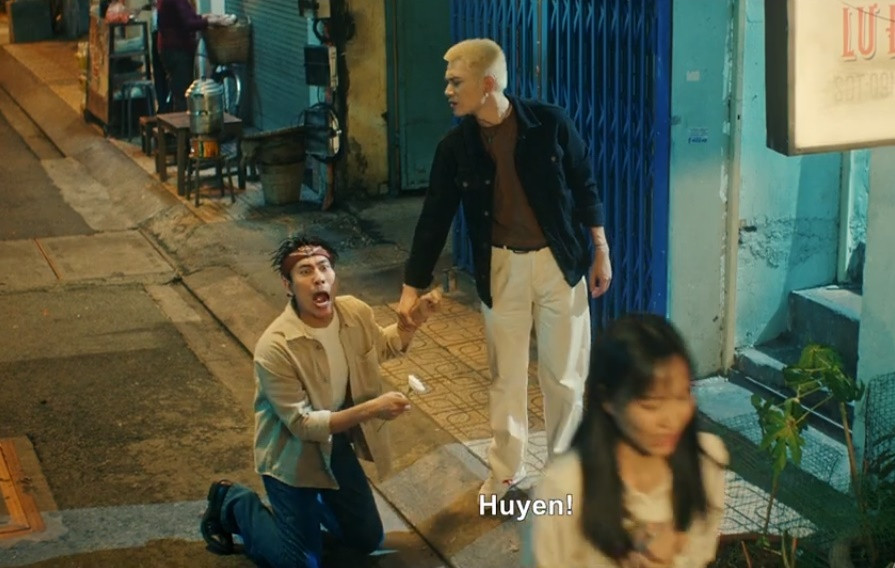 Trong trailer được các diễn viên chia sẻ, nhân vật "giang hồ" của Kiều Minh Tuấn đem lòng yêu và quyết tâm chinh phục trái tim của nữ chính tên Huyền do Diệu Nhi thủ vai. Thế nhưng, anh chàng bị ngăn cản bởi bên cạnh Huyền luôn có Phúc (Anh Tú - chồng của Diệu Nhi thủ vai) bảo vệ.