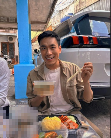 Cuối tháng 9 năm ngoái, anh chàng "giang hồ" trong "Gặp lại chị bầu" khiến fan lo lắng khi gặp vấn đề về sức khỏe, vóc dáng gầy gò đáng báo động.