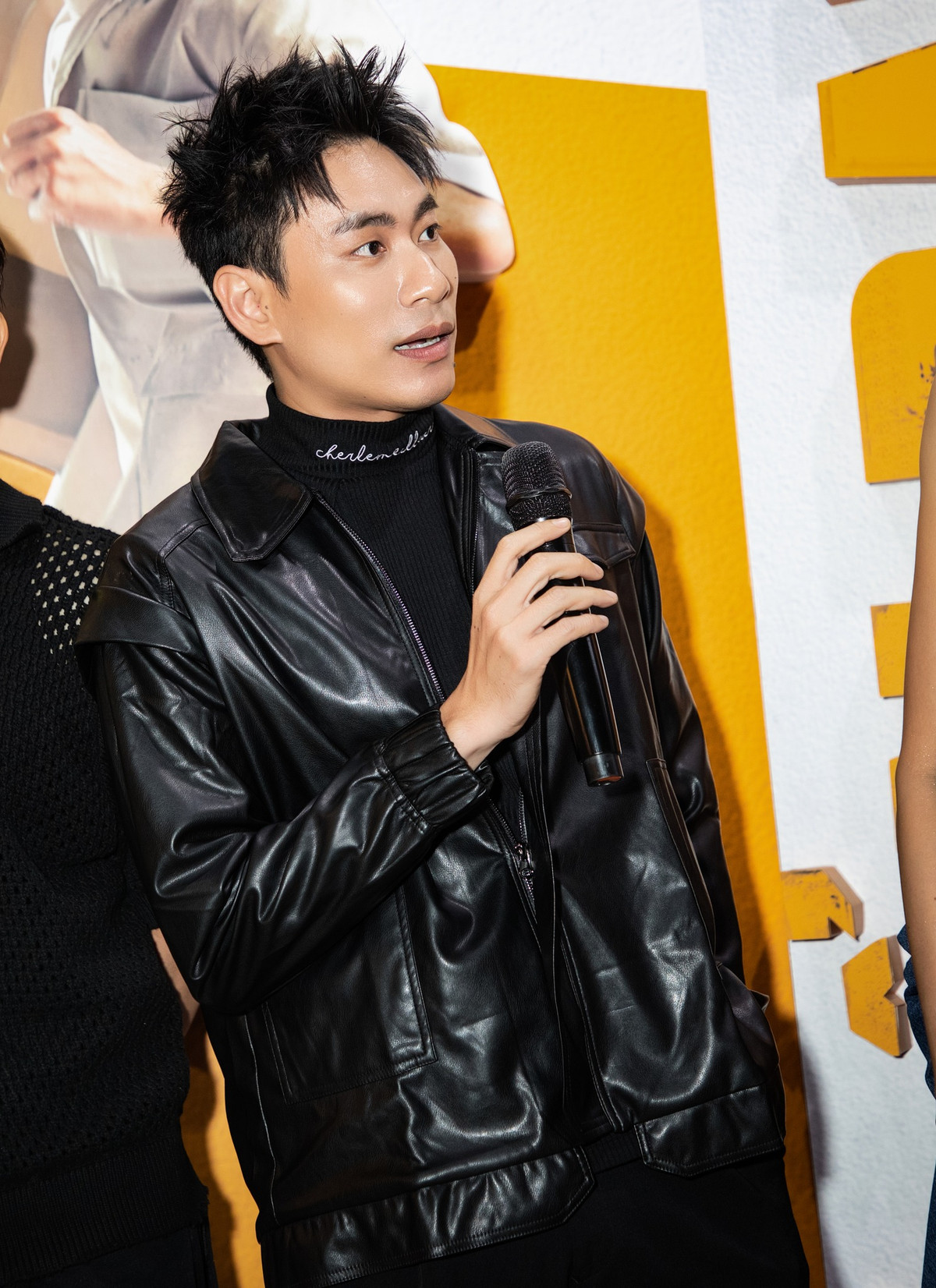 Tuy nhiên, vài tháng trở lại đây, Kiều Minh Tuấn được nhận xét duy trì phong độ khi thường xuyên xuất hiện tại sự kiện với vẻ ngoài bảnh bao, lịch lãm.