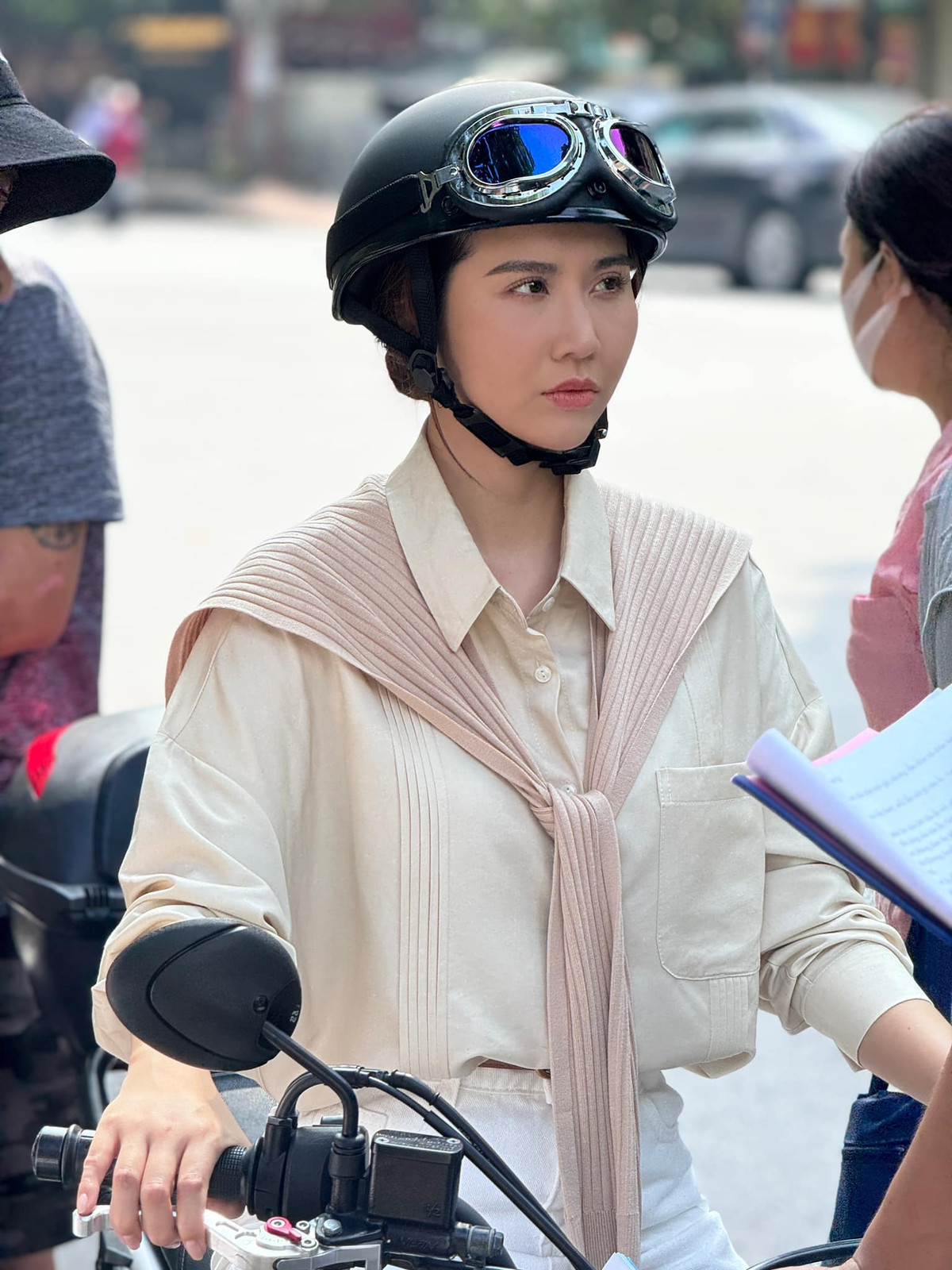 Hình ảnh mới của cựu hot girl Hà thành với phong cách ăn mặc trẻ trung, năng động cùng những biểu cảm nhí nhảnh khiến cô được khen trông như thiếu nữ mới 18 tuổi.