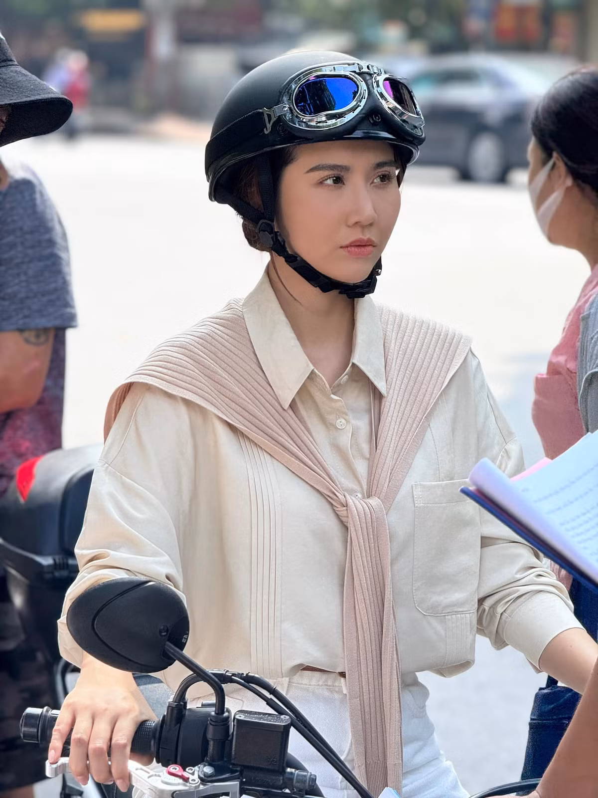 Hình ảnh mới của cựu hot girl Hà thành với phong cách ăn mặc trẻ trung, năng động cùng những biểu cảm nhí nhảnh khiến cô được khen trông như thiếu nữ mới 18 tuổi.