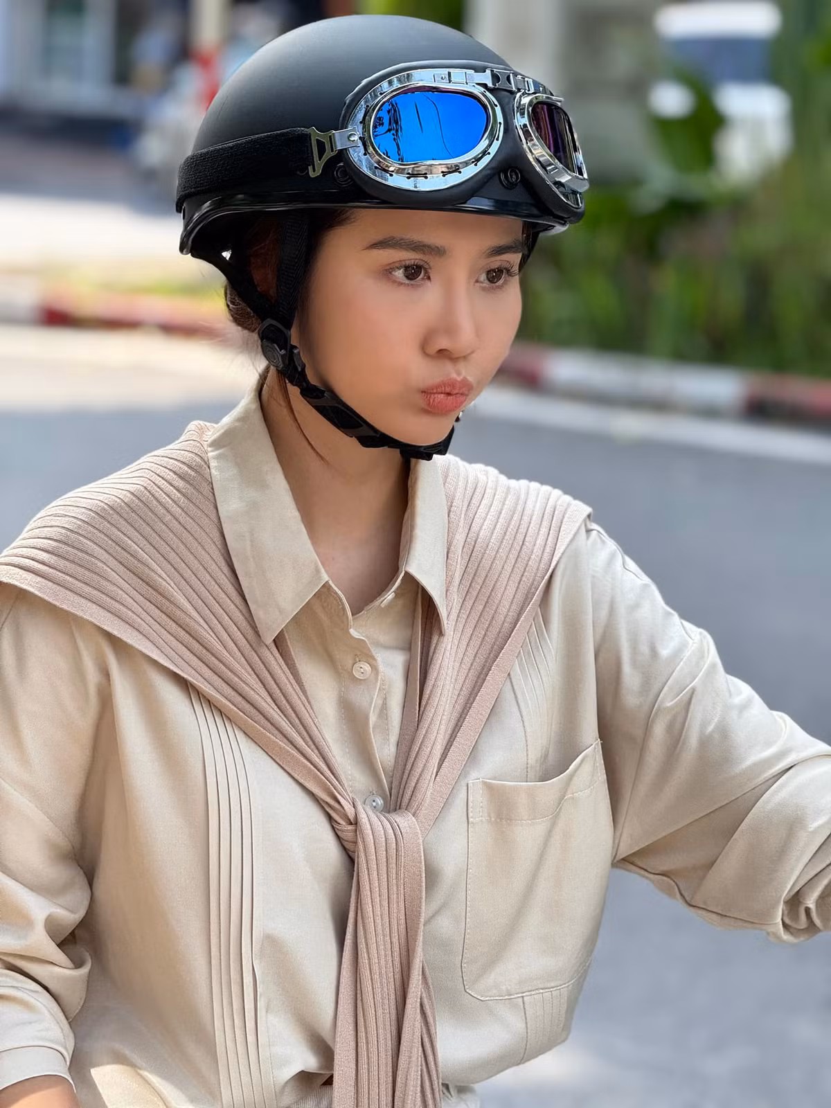 Trên trang cá nhân, Huyền Lizze hé lộ tạo hình mới trong một bộ phim mà cô đang tham gia và hứa hẹn phim sẽ lên sóng vào cuối năm nay.