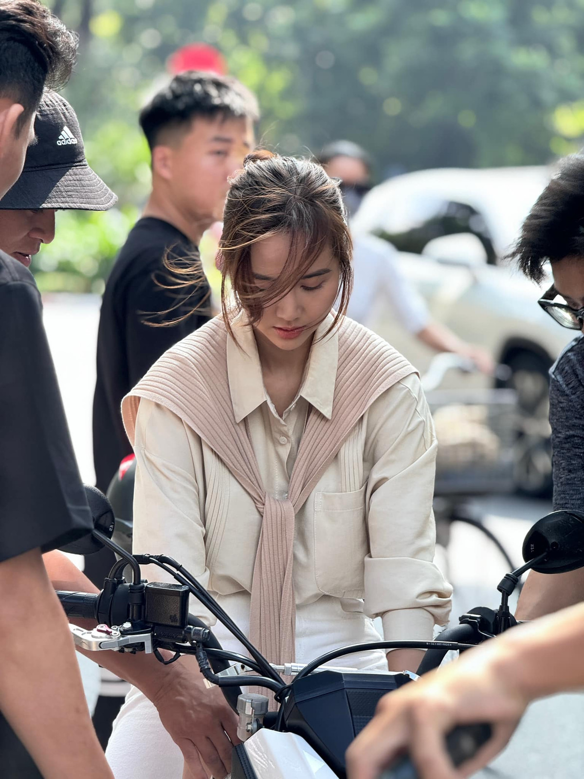 Vai diễn mới của Huyền Lizzie được cho là khác hẳn với hình ảnh nữ tổng tài xinh đẹp trong phim "Thương ngày nắng về" mà cô tham gia trước đó.