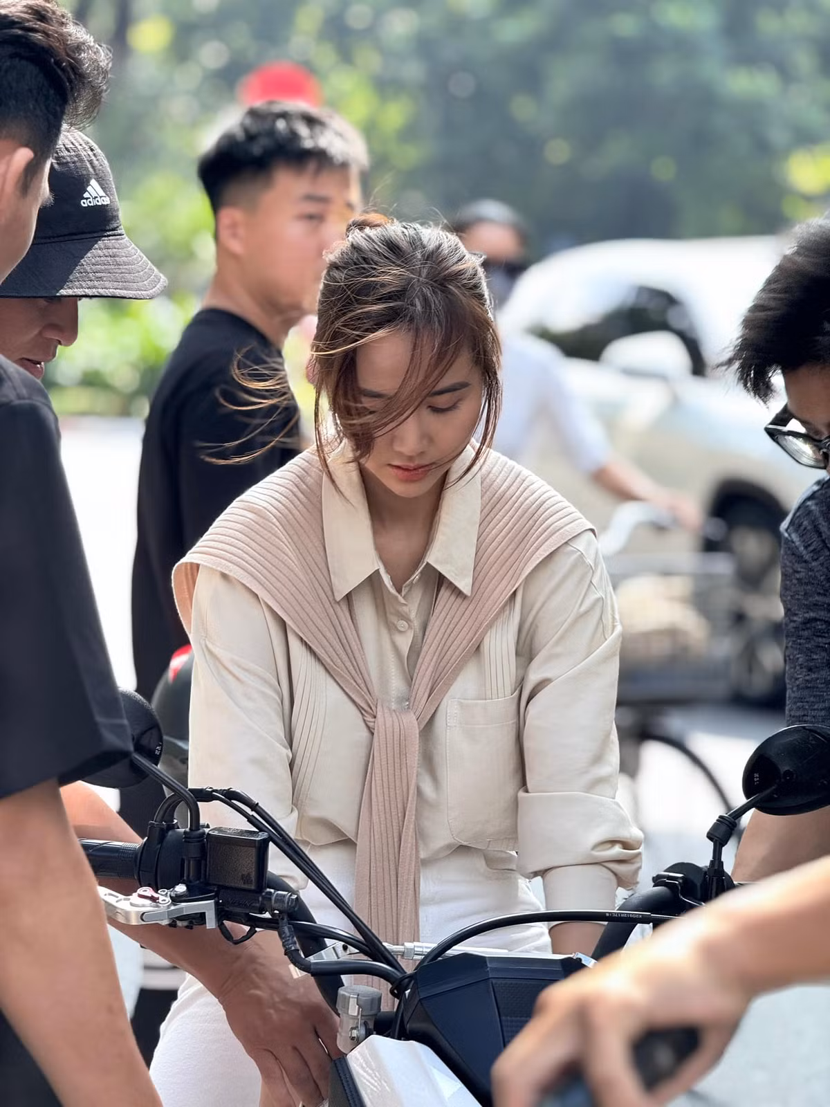 Vai diễn mới của Huyền Lizzie được cho là khác hẳn với hình ảnh nữ tổng tài xinh đẹp trong phim "Thương ngày nắng về" mà cô tham gia trước đó.