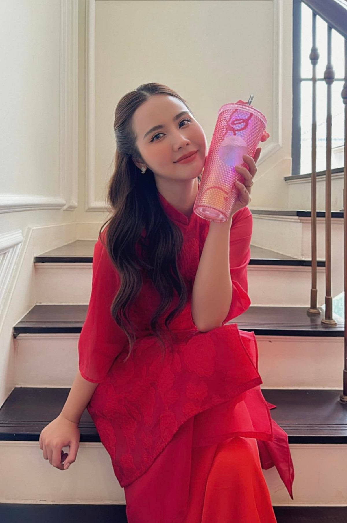 Trước đó, mỹ nhân sinh năm 1990 còn khiến fan tò mò khi đăng ảnh khoe nhan sắc xinh đẹp với áo dài đỏ kèm dòng chia sẻ: "Theo chồng về dinh".