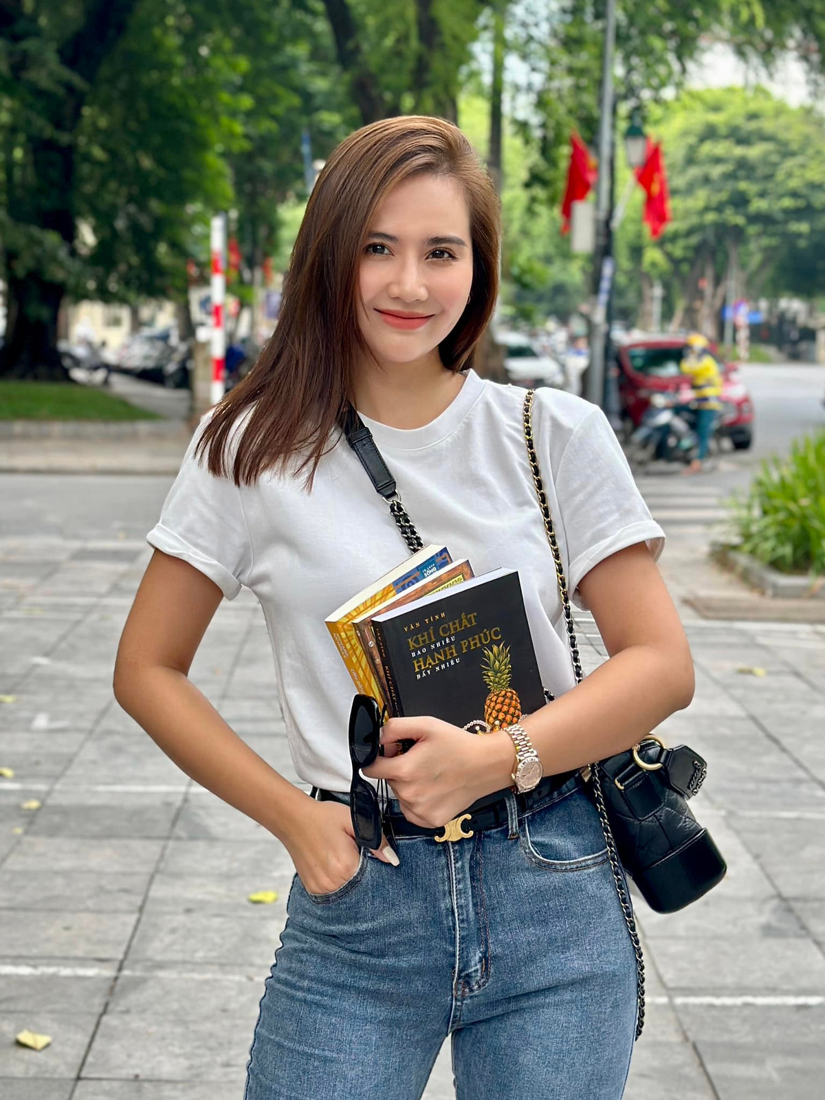 Trước đó, hồi tháng 2, nữ diễn viên chia sẻ trên Tri thức và Cuộc sống rằng: "Bây giờ tôi chưa yêu ai, độc thân vui mà".