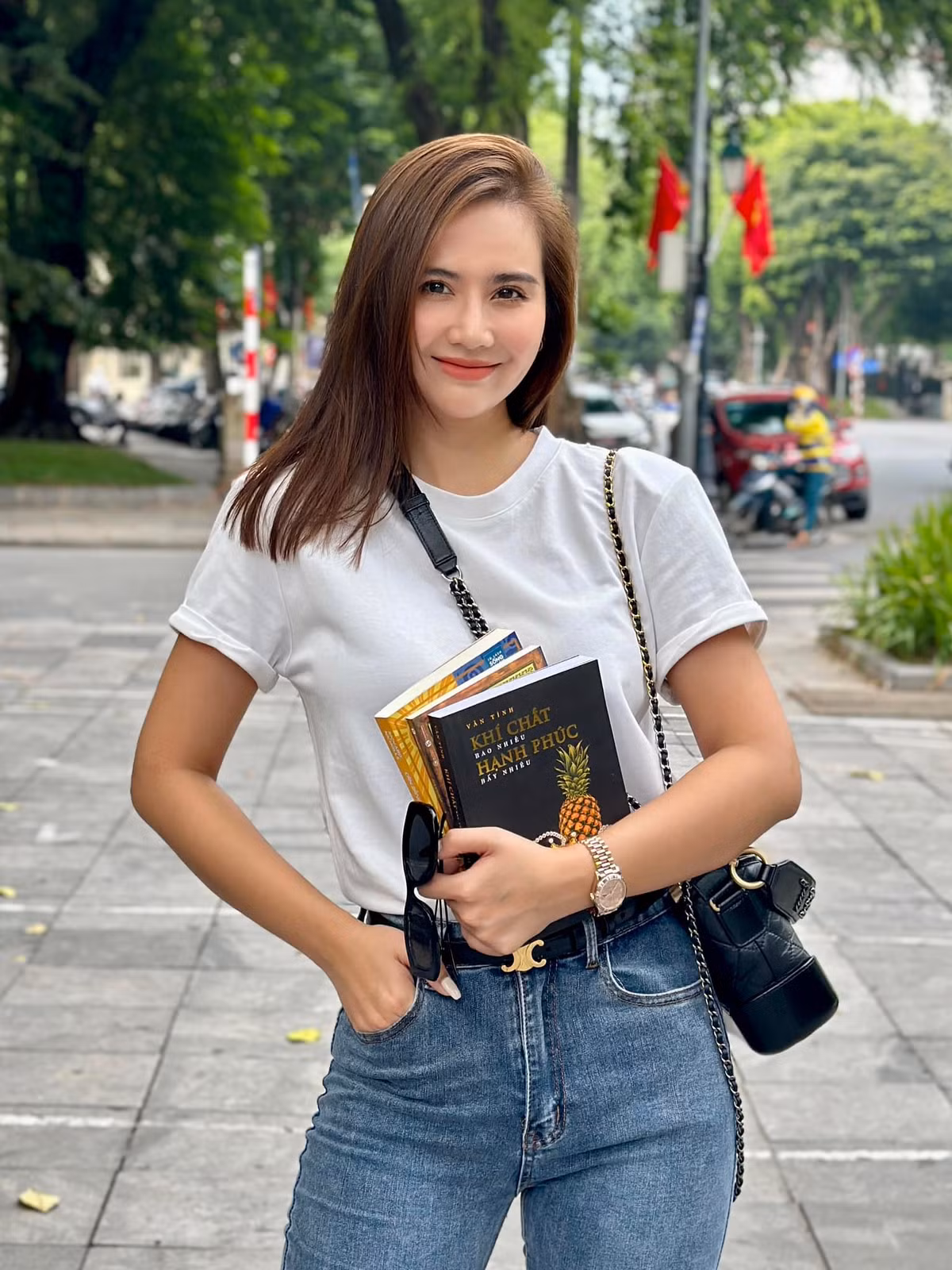 Trước đó, hồi tháng 2, nữ diễn viên chia sẻ trên Tri thức và Cuộc sống rằng: "Bây giờ tôi chưa yêu ai, độc thân vui mà".