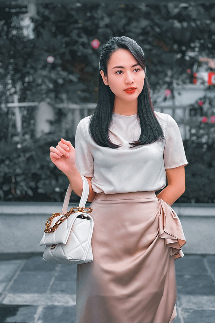 Cô quen mặt với khán giả qua loạt phim truyền hình như: "Cô gái nhà người ta", "Những ngày không quên", "Hương vị tình thân", "Trở về giữa yêu thương", "Anh có phải đàn ông không?", "Dưới bóng cây hạnh phúc"...