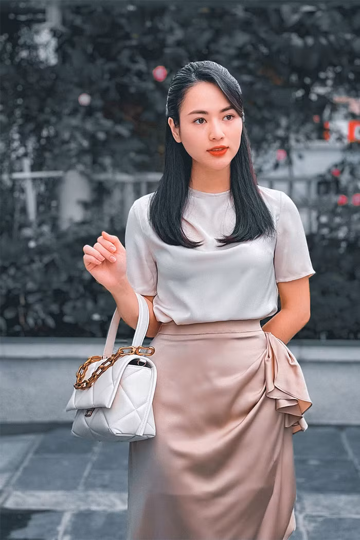 Cô quen mặt với khán giả qua loạt phim truyền hình như: "Cô gái nhà người ta", "Những ngày không quên", "Hương vị tình thân", "Trở về giữa yêu thương", "Anh có phải đàn ông không?", "Dưới bóng cây hạnh phúc"...