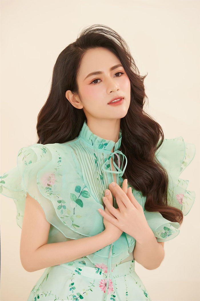 Vẻ đẹp mong manh, nữ tính của Việt Hoa.