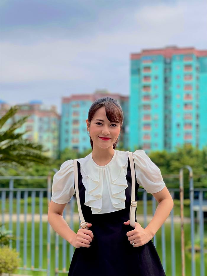 Việt Hoa sinh năm 1996 tại Yên Bái. Cô tốt nghiệp lớp Diễn viên kịch, điện ảnh của trường Đại học Sân khấu Điện ảnh Hà Nội. Sau đó, cô về đầu quân cho Nhà hát Kịch Hà Nội.