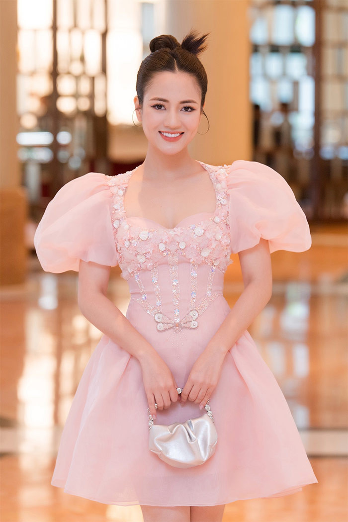 Năm 2021 Việt Hoa giành huy chương vàng cuộc thi Tài năng trẻ diễn viên kịch nói toàn quốc cho vai diễn Phồn Y trong "Lôi Vũ".