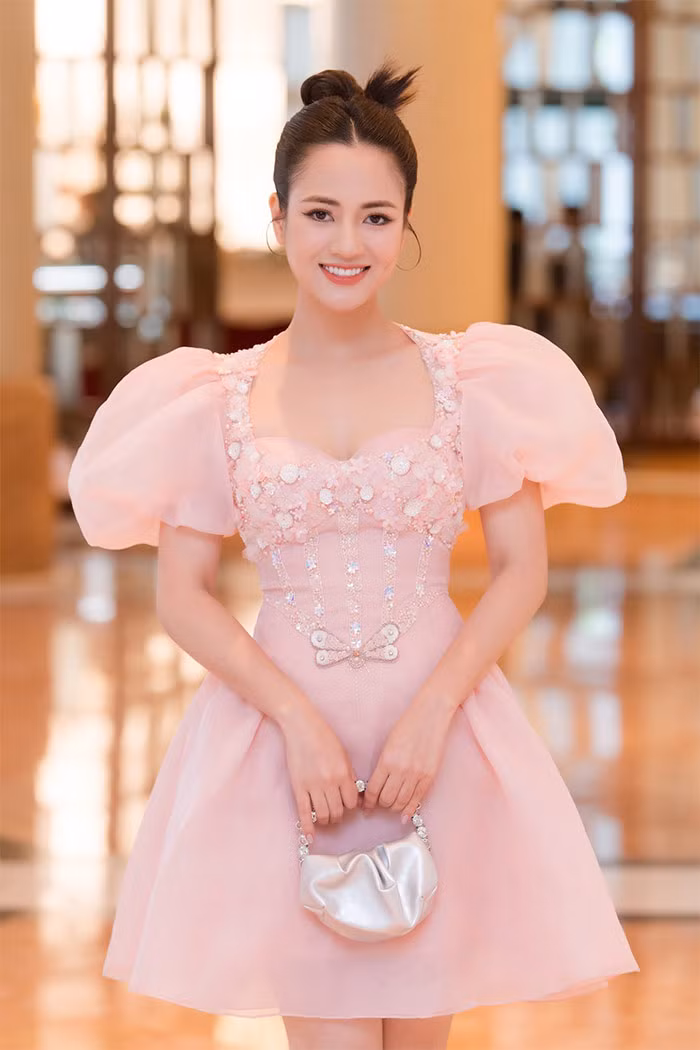 Năm 2021 Việt Hoa giành huy chương vàng cuộc thi Tài năng trẻ diễn viên kịch nói toàn quốc cho vai diễn Phồn Y trong "Lôi Vũ".