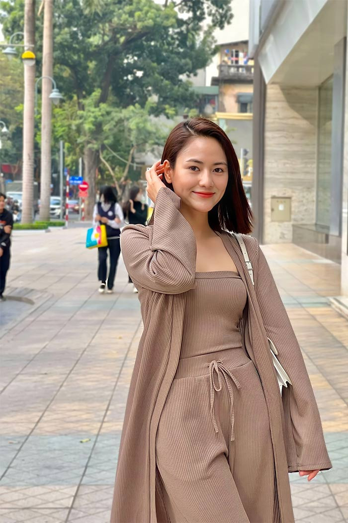 Việt Hoa ngày càng trẻ trung và sành điệu hơn trong mắt người hâm mộ.