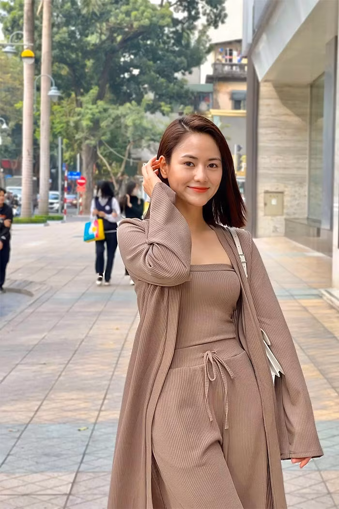 Việt Hoa ngày càng trẻ trung và sành điệu hơn trong mắt người hâm mộ.