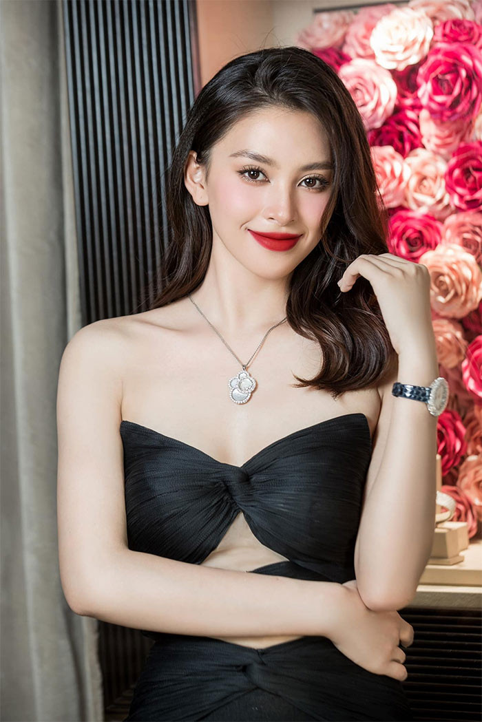 "Thời gian qua, tin đồn về đời tư của Vy và “ông chủ Trung Nguyên” được rộ lên và lan truyền khá nhanh chóng. Tuy nhiên, các nguồn tin cho rằng Vy và chú Đặng Lê Nguyên Vũ đang hẹn hò là hoàn toàn sai sự thật. Vy xin khẳng định, những hình ảnh mà mọi người đang bàn tán đều là những hình ảnh Vy đang làm việc trong vai trò người mẫu quảng cáo, khách mời quảng bá cho các event của Tập đoàn Trung Nguyên...", Tiểu Vy viết trên trang cá nhân phủ nhận tin đồn hẹn hò nam doanh nhân nổi tiếng.