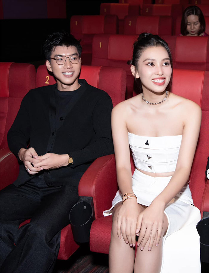 Về chuyện đời tư, Tiểu Vy là người khá kín tiếng. Cô từng bị đồn hẹn hò với thiếu gia Thế Anh (con trai của một doanh nhân nổi tiếng), ca sĩ Quân A.P, rapper HIEUTHUHAI. Tuy nhiên người đẹp đều phủ nhận. Mới đây, Hoa hậu Việt Nam 2018 bức xúc khi bị đồn có quan hệ tình cảm với một đại gia.