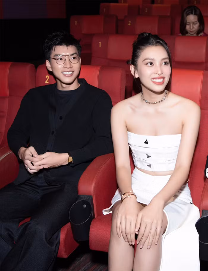 Về chuyện đời tư, Tiểu Vy là người khá kín tiếng. Cô từng bị đồn hẹn hò với thiếu gia Thế Anh (con trai của một doanh nhân nổi tiếng), ca sĩ Quân A.P, rapper HIEUTHUHAI. Tuy nhiên người đẹp đều phủ nhận. Mới đây, Hoa hậu Việt Nam 2018 bức xúc khi bị đồn có quan hệ tình cảm với một đại gia.