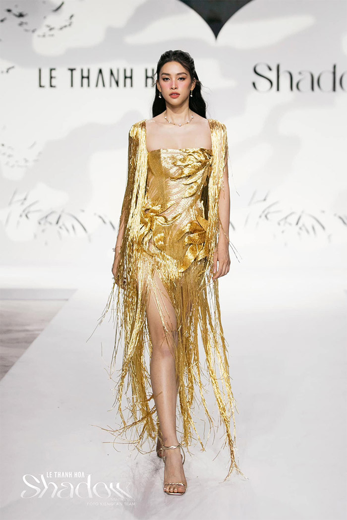 Là một trong những hoa hậu có nhan sắc nổi trội, chiều cao và số đo ba vòng chuẩn nên người đẹp 23 tuổi thường xuyên được các nhà thiết kế chọn mặt gửi vàng ở vị trí vedette, first face tại các show diễn thời trang.