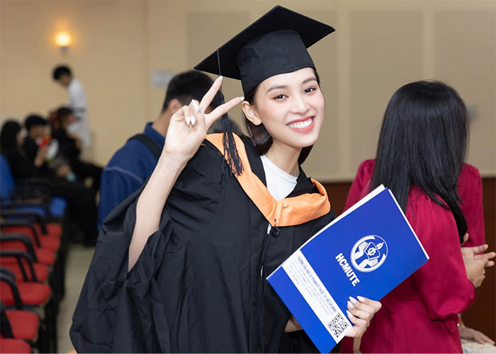 Tháng 10/2022, Tiểu Vy chính thức nhận bằng tốt nghiệp đại học (ĐH) ngành quản trị kinh doanh tại Trường ĐH Sư phạm kỹ thuật TP.HCM.