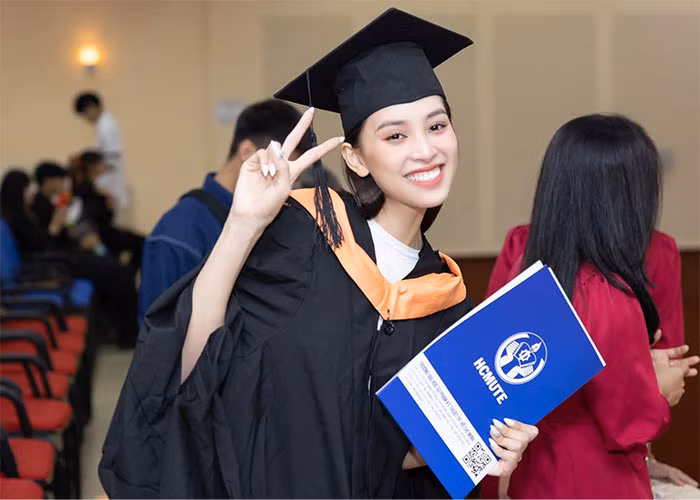 Tháng 10/2022, Tiểu Vy chính thức nhận bằng tốt nghiệp đại học (ĐH) ngành quản trị kinh doanh tại Trường ĐH Sư phạm kỹ thuật TP.HCM.