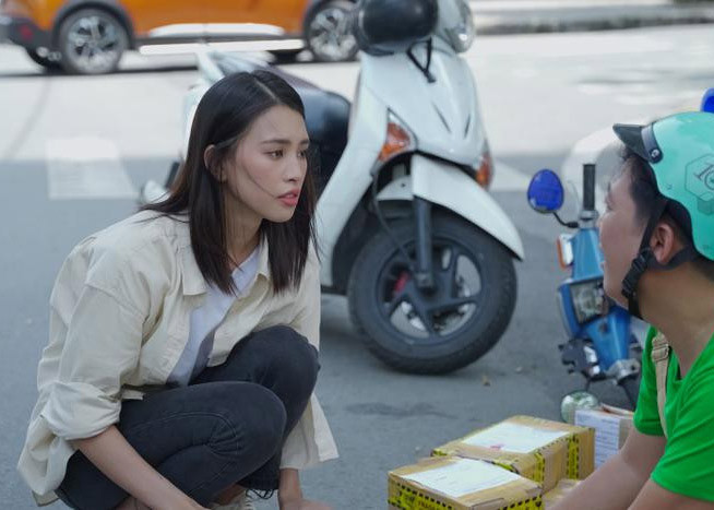 Nổi tiếng sau cuộc thi nhan sắc, Tiểu Vy xuất hiện nhiều hơn tại các sự kiện, tham gia show truyền hình và một số bộ phim như: "Đảo độc đắc", "Chủ tịch giao hàng". (Ảnh: saostar)