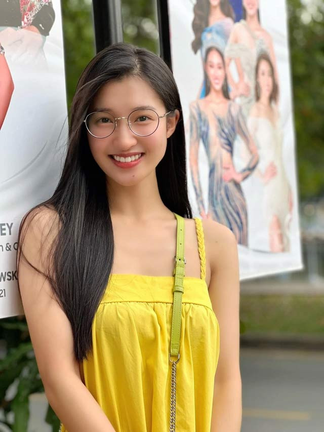 Không những thế người đẹp sinh năm 2002 còn được nhận xét là xứng danh "mỹ nhân mặt mộc".
