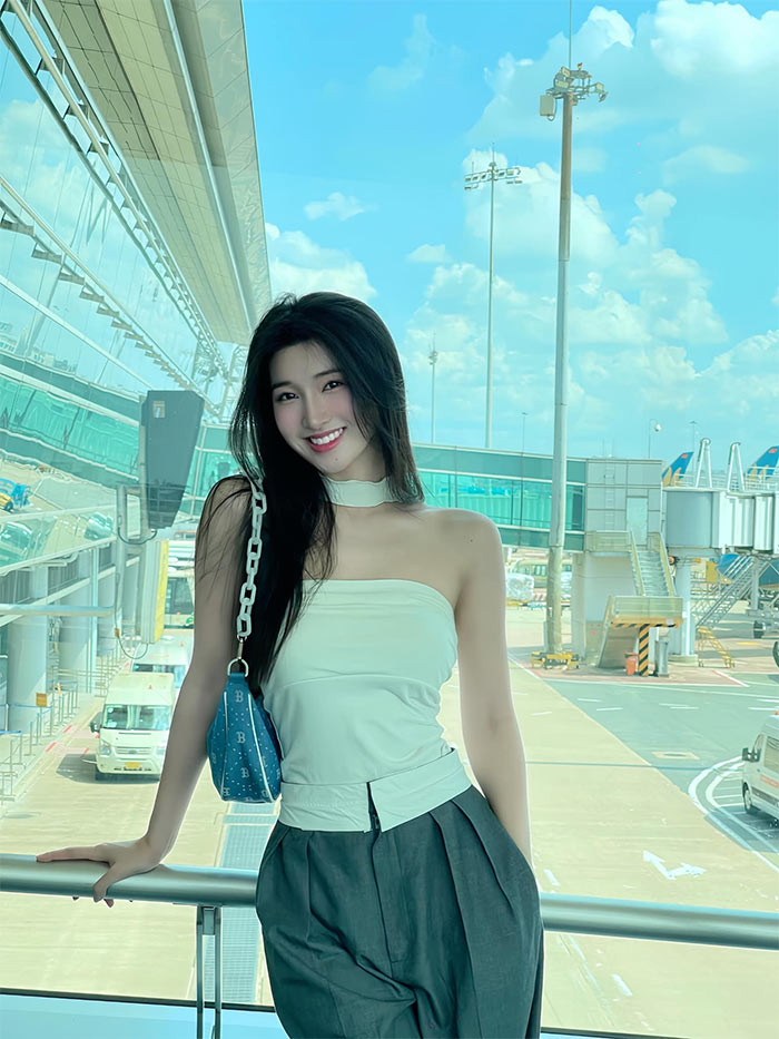 Chủ tịch Miss World Vietnam từng khen ngợi Á hậu Phương Nhi: "Em gái quốc dân Nguyễn Phương Nhi mặt siêu mộc, lại thêm một phiên bản Á hậu quá đẹp. Đã đẹp còn giỏi và ngoan nữa".