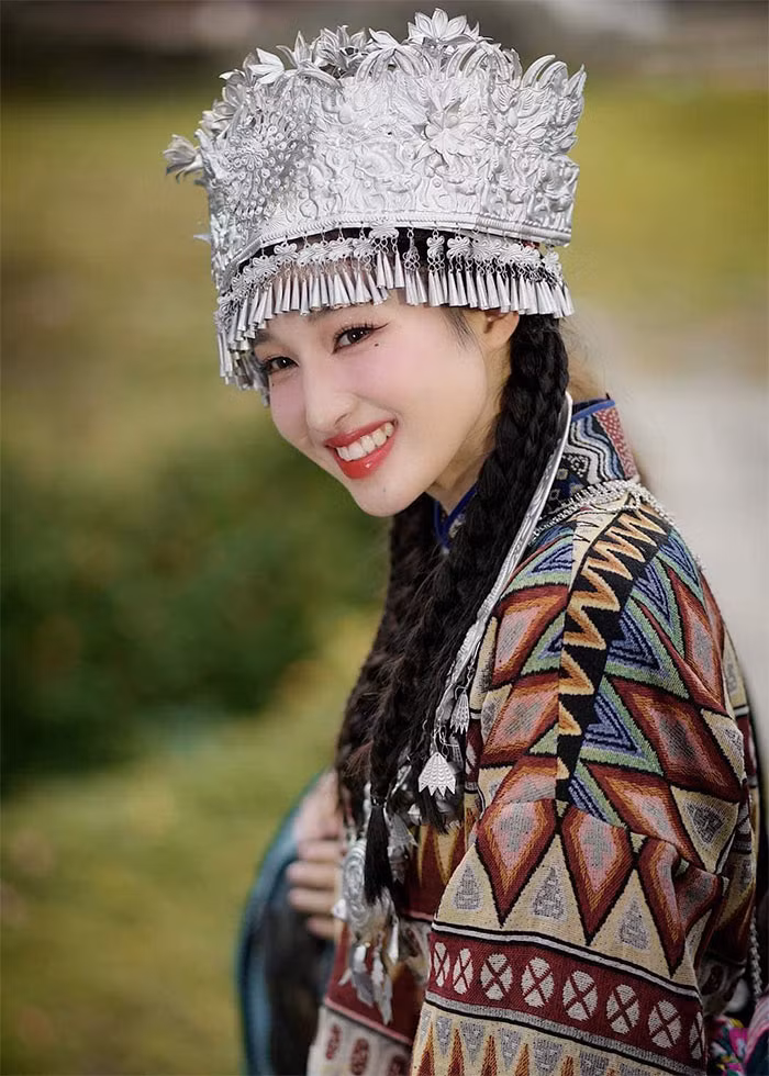 Phương Nhi còn được khán giả so sánh có vẻ đẹp nhẹ nhàng thuần khiết như Hoa hậu Đặng Thu Thảo.