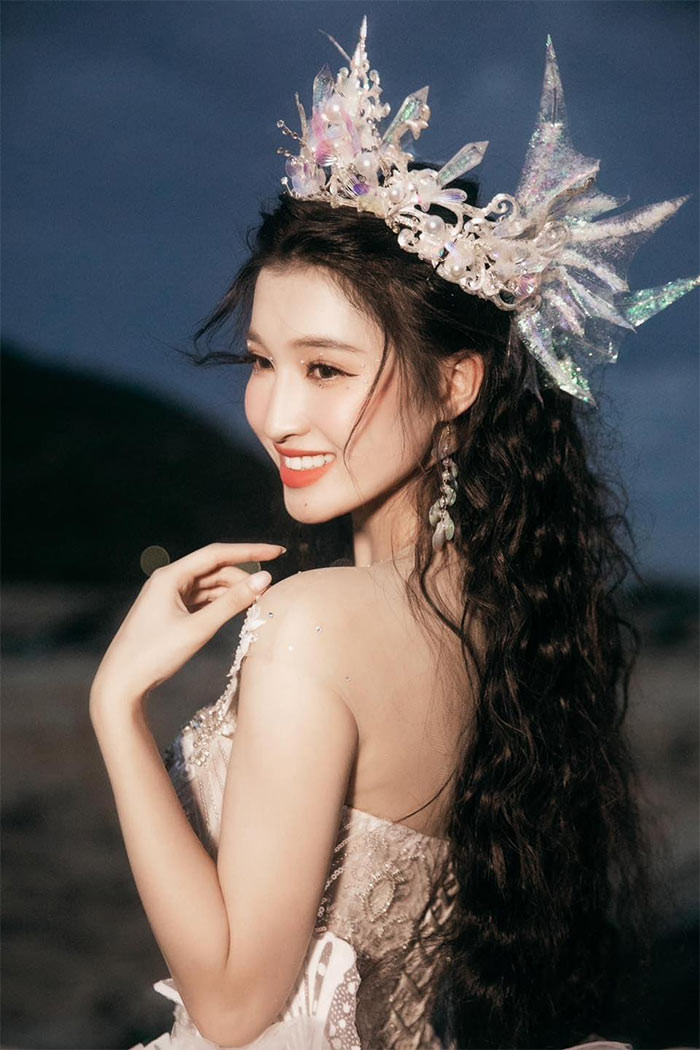 Phương Nhi sở hữu khuôn mặt đẹp không góc chết, mọi nét trên khuôn mặt cô đều rất xinh xắn và hài hòa.