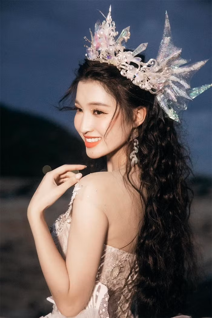 Phương Nhi sở hữu khuôn mặt đẹp không góc chết, mọi nét trên khuôn mặt cô đều rất xinh xắn và hài hòa.