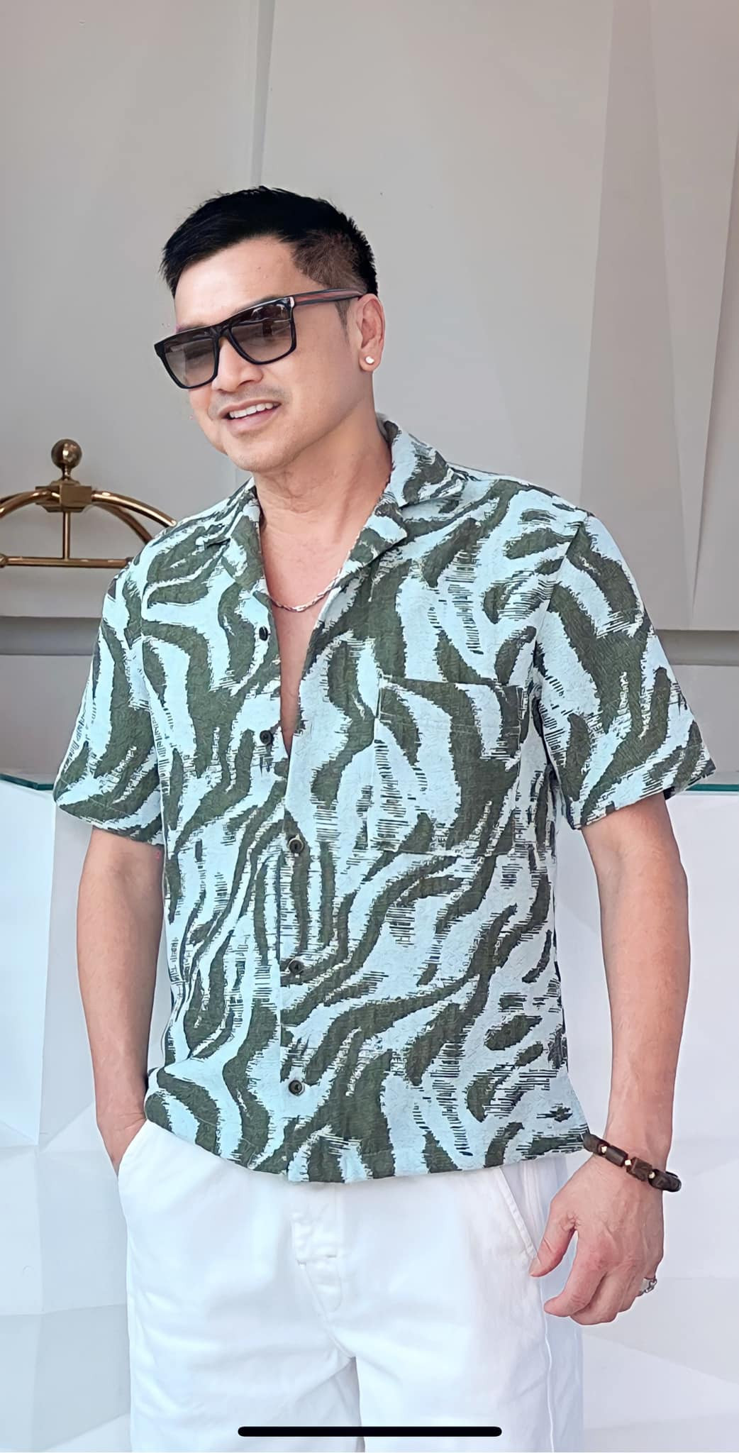 Dù vài tháng nữa là bước sang tuổi 64 nhưng nam danh hài trông vẫn khỏe khoắn, phong độ, bảnh bao và trẻ trung hơn so với tuổi thật khá nhiều.