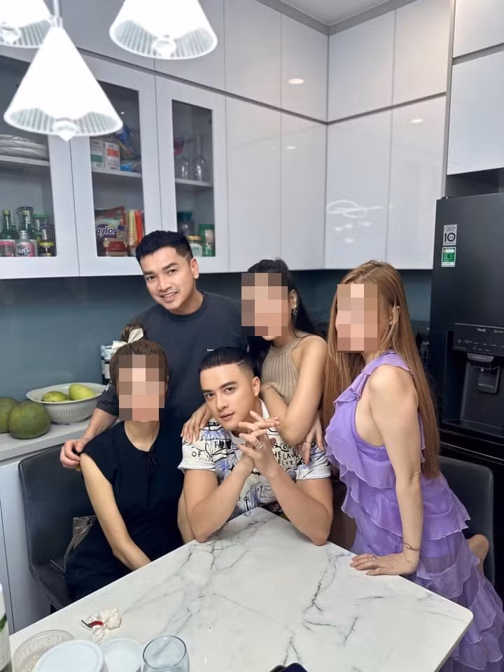 Mới đây, trong loạt ảnh hội ngộ Cao Thái Sơn và những đàn em thân thiết, diễn viên Quang Minh gây chú ý với diện mạo ngày càng trẻ trung, phong độ. Ảnh: Cao Thái Sơn.