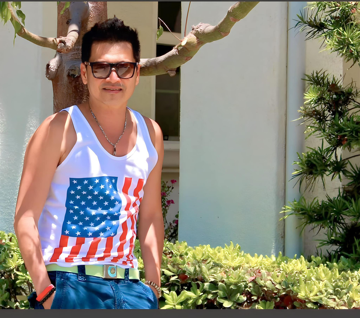 Để giữ được vẻ ngoài trẻ trung và phong độ ở tuổi U65, nam diễn viên hải ngoại duy trì chế độ luyện tập đều đặn như tập gym hay bơi lội.