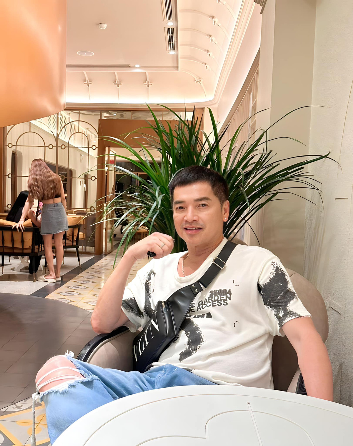 Nam nghệ sĩ chuộng áo phông, quần jeans kết hợp với giầy thể thao.