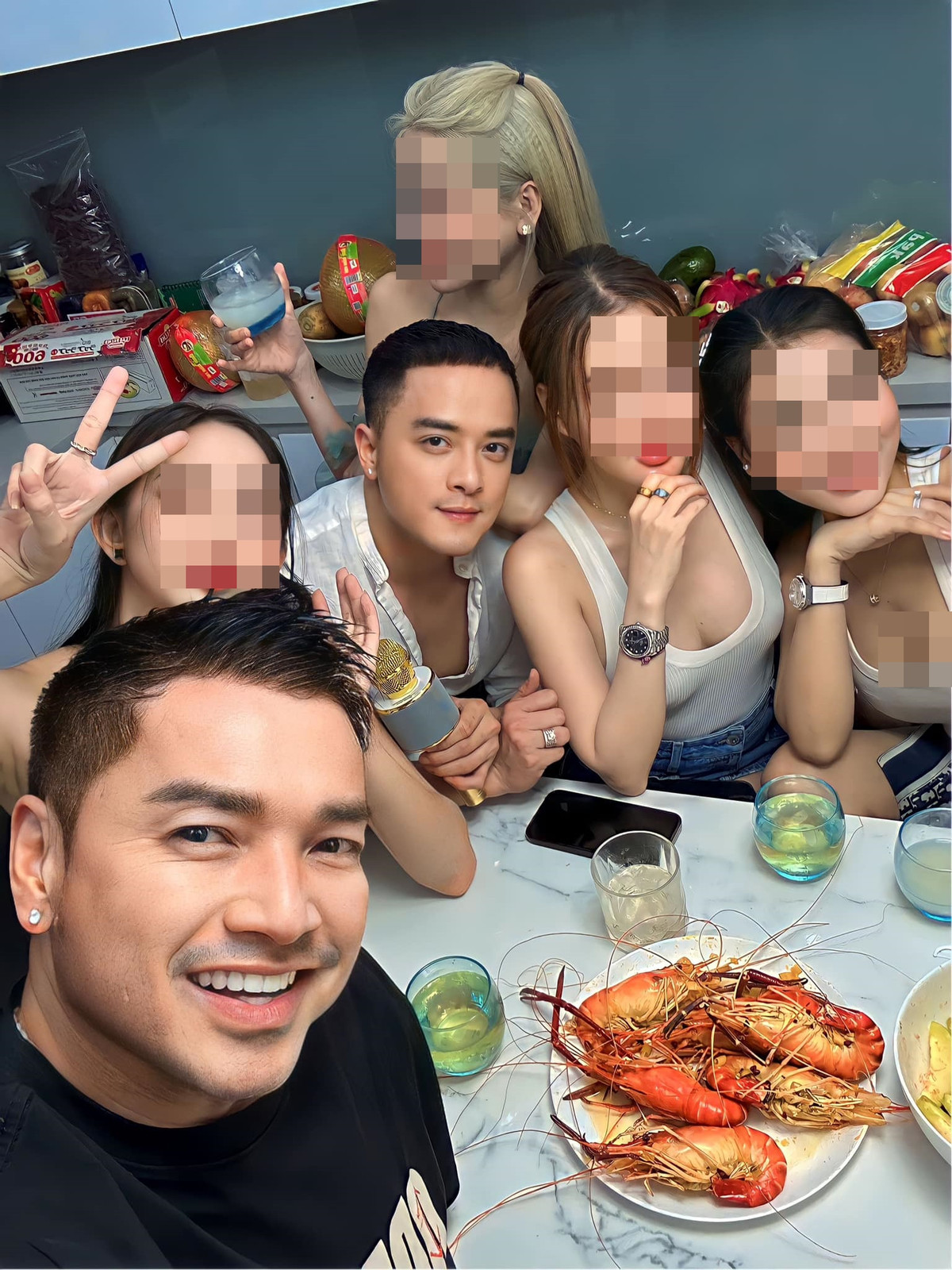 Dù hơn ca sĩ Cao Thái Sơn gần 30 tuổi nhưng khi chụp chung một khung hình, chồng cũ Hồng Đào trông chẳng mấy chênh lệch về tuổi tác so với đàn em.