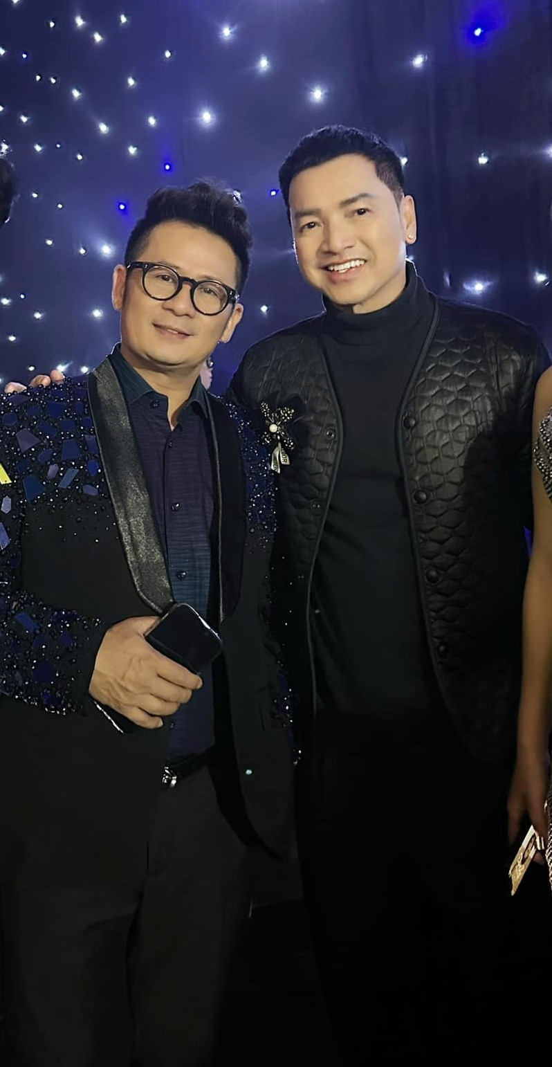 Ca sĩ Bằng Kiều vốn đã được khen trẻ trung, phong độ ở tuổi 50 nhưng vẫn "lép vế" về ngoại hình bên đàn anh Quang Minh.