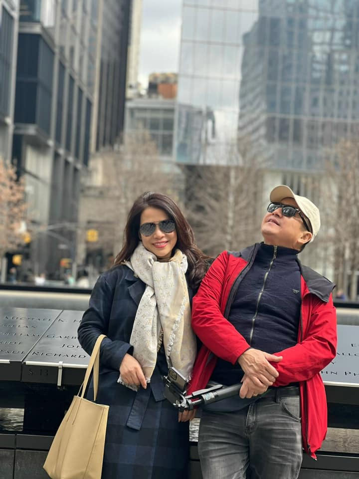 Ở tuổi 61 nhưng Chí Trung luôn được khen là trẻ và phong độ khi sánh đôi cùng bạn gái kém anh 18 tuổi.