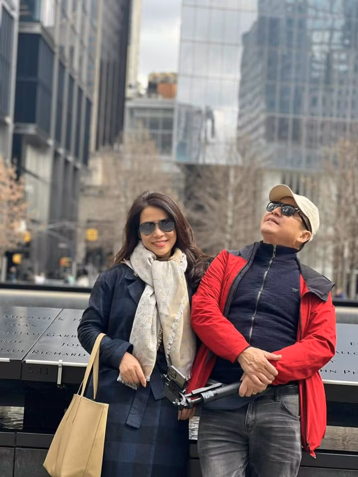 Ở tuổi 61 nhưng Chí Trung luôn được khen là trẻ và phong độ khi sánh đôi cùng bạn gái kém anh 18 tuổi.