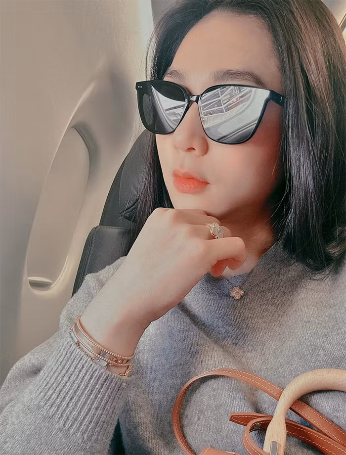 Sau đó cô sang hải ngoại ca hát và thành công với dòng nhạc trữ tình.