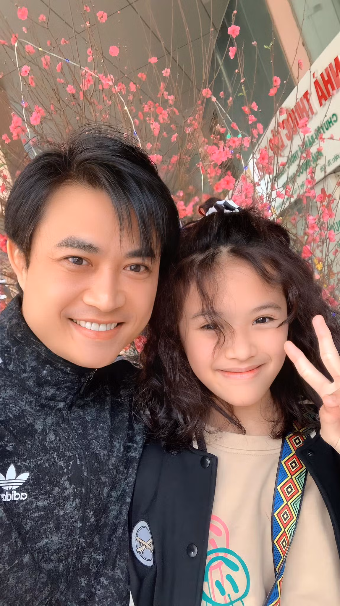 Nam diễn viên trong phim "Làng trong phố" sắp lên sóng VTV cũng phải bất ngờ vì Kitty chóng lớn, ra dáng thiếu nữ. Anh luôn bày tỏ sự tự hào với cô con gái xinh xắn và tài năng của mình.