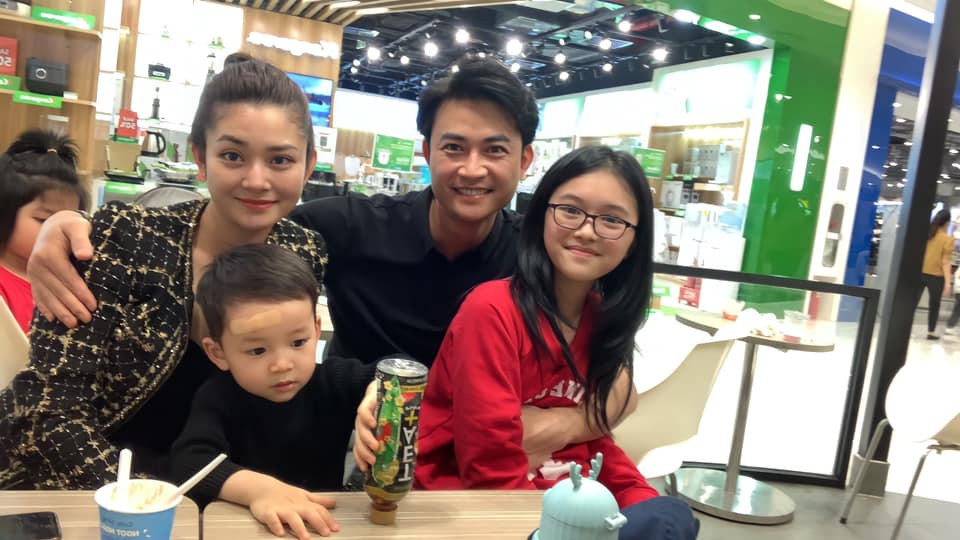 Tiến Lộc và vợ cũ - mẹ của Kitty đều đã có hạnh phúc mới. Dù chia tay nhưng cả hai vẫn coi nhau là bạn và cùng nhau chăm sóc Kitty. Hồng Nga (ảnh) - vợ hai của nam diễn viên cũng được lòng con gái riêng của chồng.