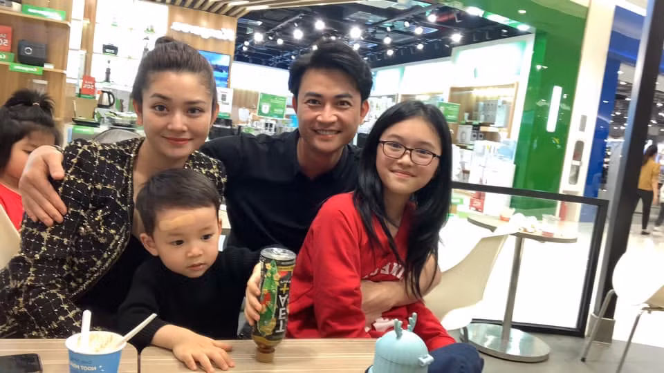 Tiến Lộc và vợ cũ - mẹ của Kitty đều đã có hạnh phúc mới. Dù chia tay nhưng cả hai vẫn coi nhau là bạn và cùng nhau chăm sóc Kitty. Hồng Nga (ảnh) - vợ hai của nam diễn viên cũng được lòng con gái riêng của chồng.