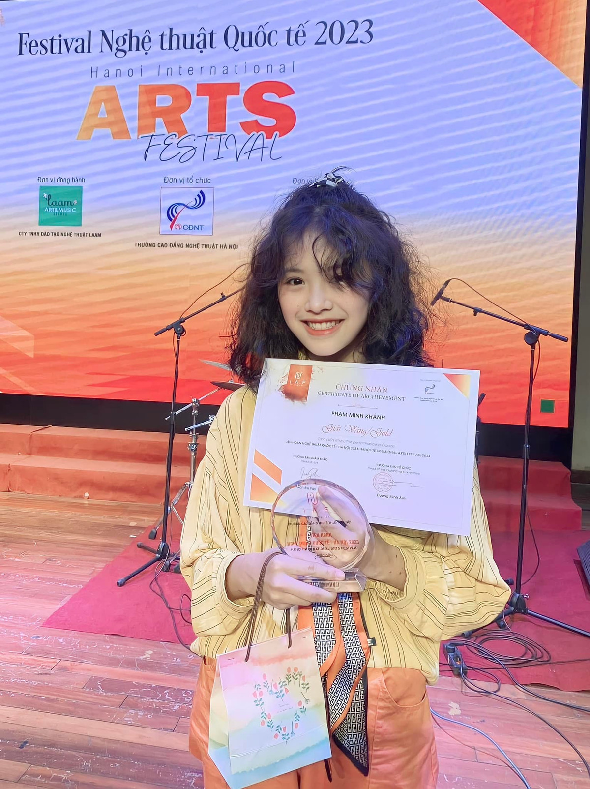 Không chỉ diễn xuất tốt, Minh Khánh còn có tài năng nhảy múa, đàn ca.