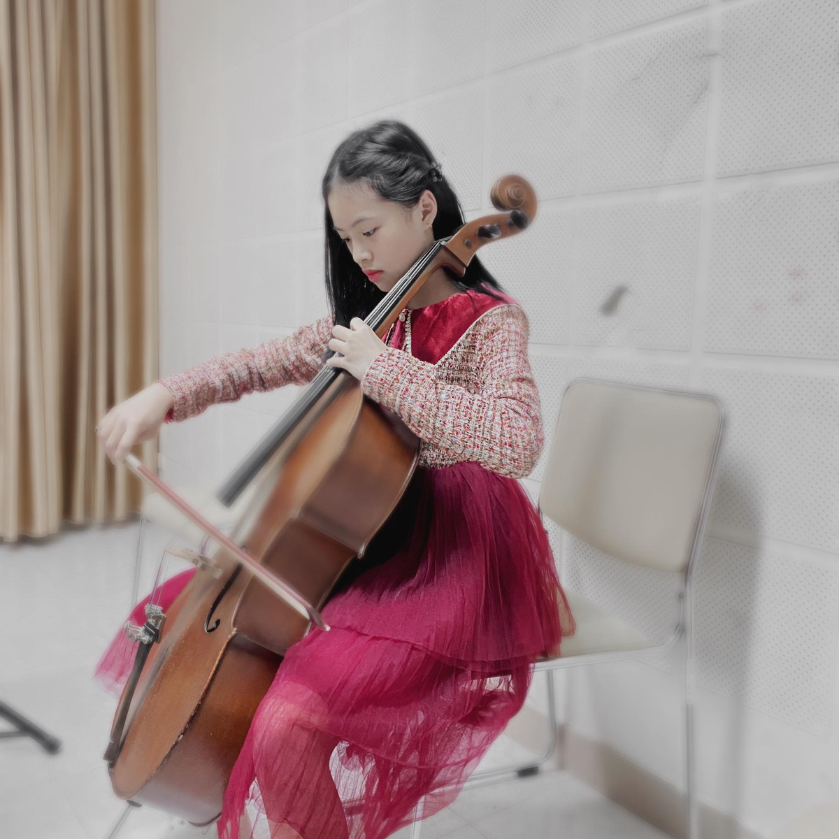 Cô bé ra dáng một nghệ sĩ tương lai.