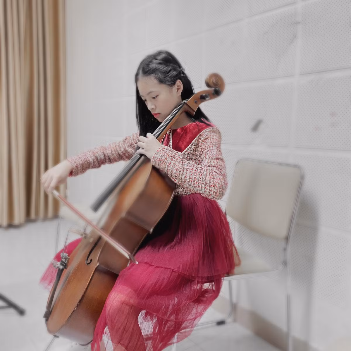 Cô bé ra dáng một nghệ sĩ tương lai.