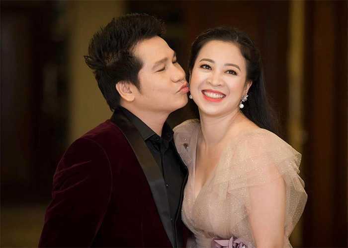 "Vợ tôi cũng là người phụ nữ đáng cho nhiều người mơ ước. Cô ấy đẹp, có hai bằng đại học, hơn nữa lại hết lòng vì chồng con. Một người đàn ông còn cần gì hơn thế", "ông hoàng nhạc đỏ" rất tự hào nói về vợ mình. (Ảnh: FBNV)